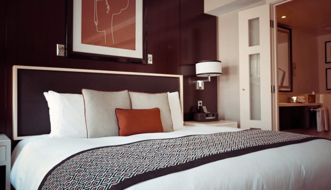 hotel-room-1447201_1920 hotel-room-1447201_1920